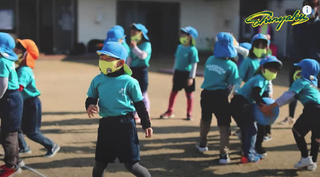 京都府宇治市 槇島ひいらぎこども園で、日本新薬硬式野球部が運動教室を開きました。