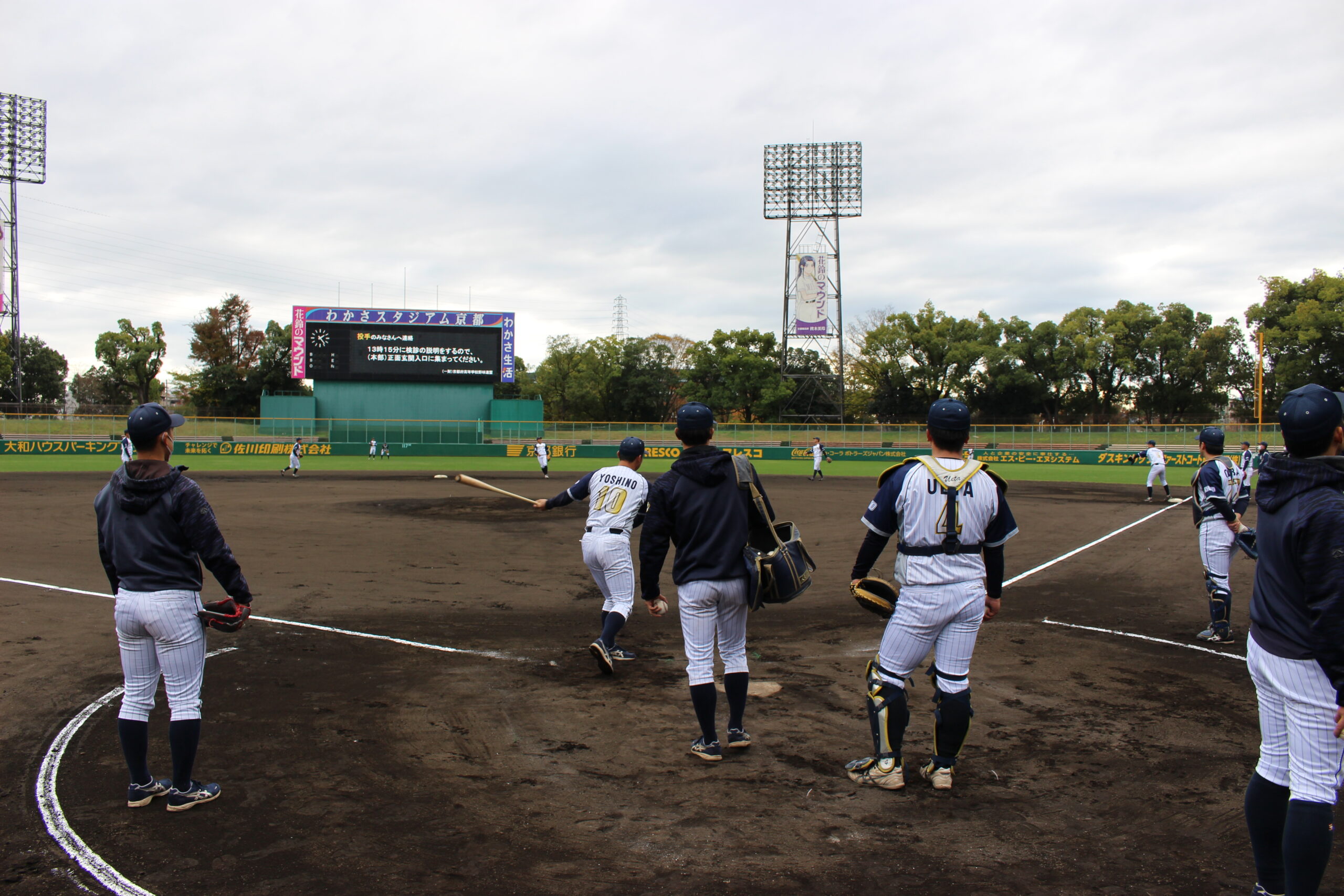 高校生たちに実技指導をする冬季トレーニング講習会を開催しました