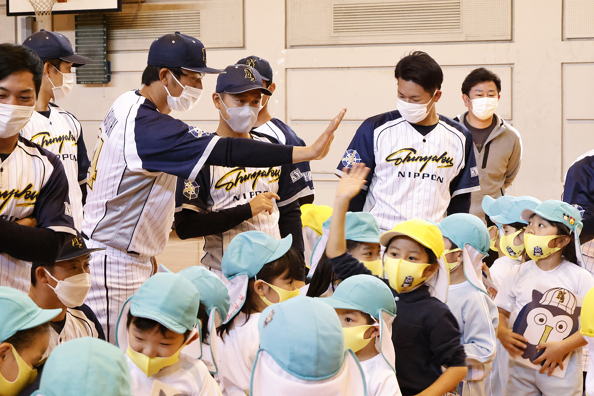 京都府伏見区 京都聖母学院保育園で、日本新薬硬式野球部が運動教室を開きました。